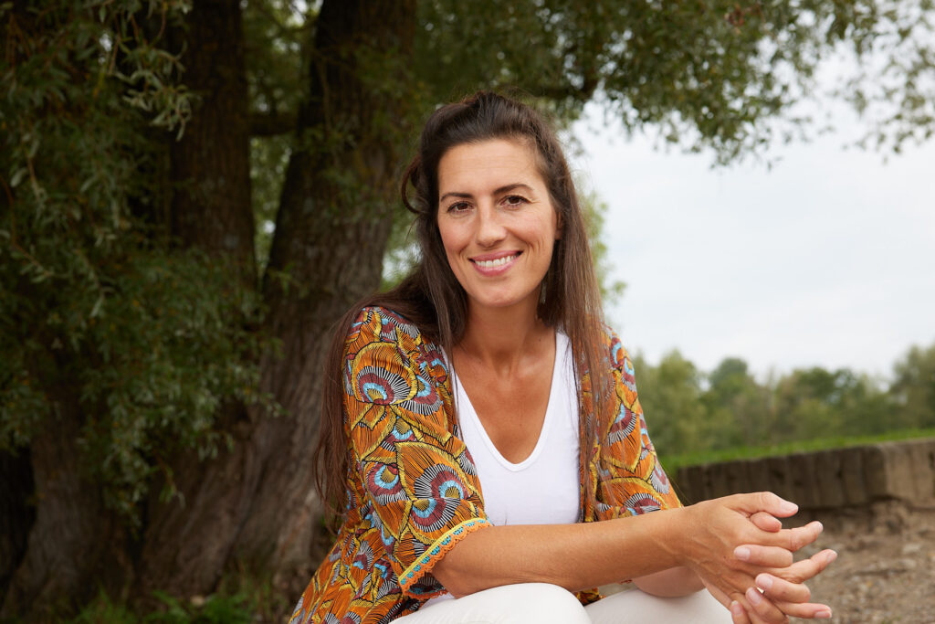 Nicole Burkert, ich bin Kinesiologin | Coach und unterstütze meine Klienten dabei, zu ihrem Leben zurückzufinden: frei und selbstbestimmt