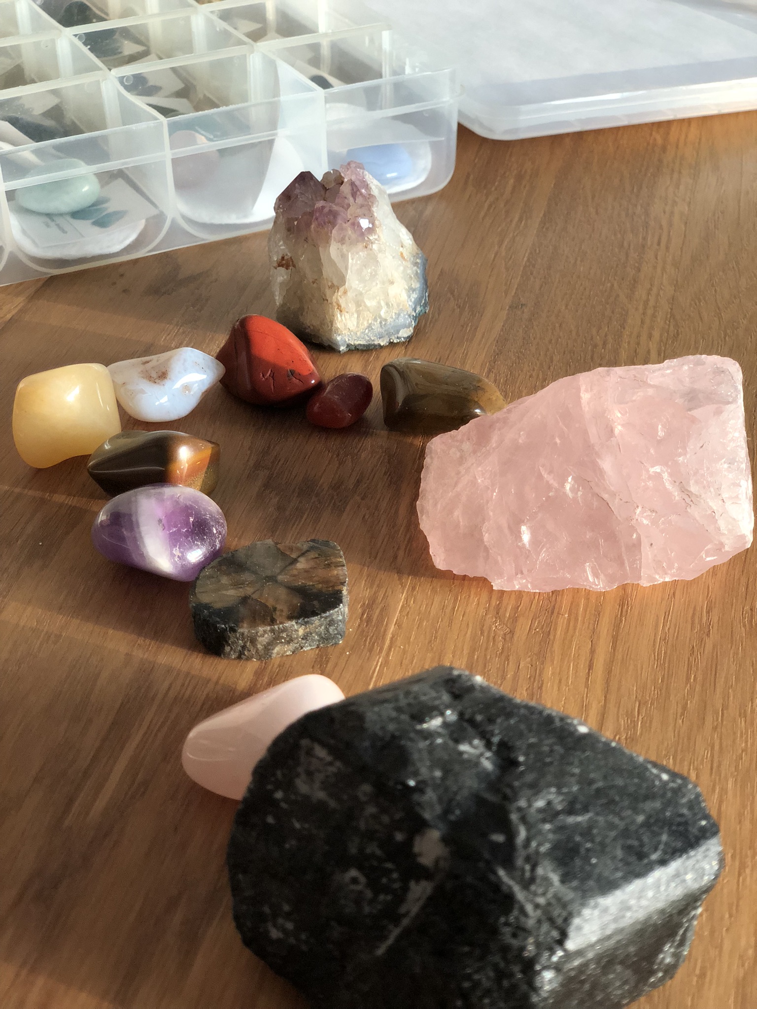 Auch mithilfe von Edelsteinen und Metallen balanciere ich dich und deine Energie aus. Für dich und dein Leben. Frei und selbstbestimmt.