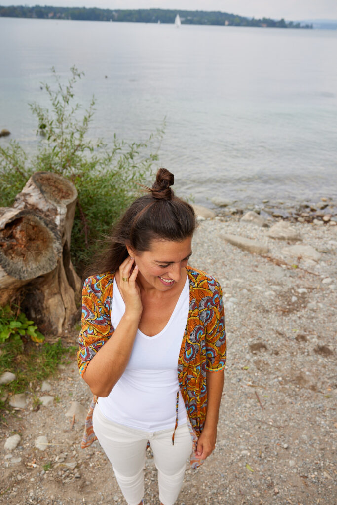 Nachhaltige Veränderung beginnt innen und zeigt sich außen. Wenn Gedanken, Gefühle und Handlungen im Einklang sind, entstehen Sicherheit, Handlungsfähigkeit und echte Wirksamkeit. Nicole Burkert begleitet Sie dabei, diesen Zustand Schritt für Schritt zu erreichen – professionell, achtsam und lösungsorientiert.Nicole Burkert_Begleitende Kinesiologin | Coach voller Freude und Leichtigkeit - begleitet Dich