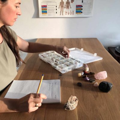 Die geobiologische Raumentstörung erfordert Konzentration und kann mithilfe von Unterstützungsobjekten wie Edelsteinen verbessert werden