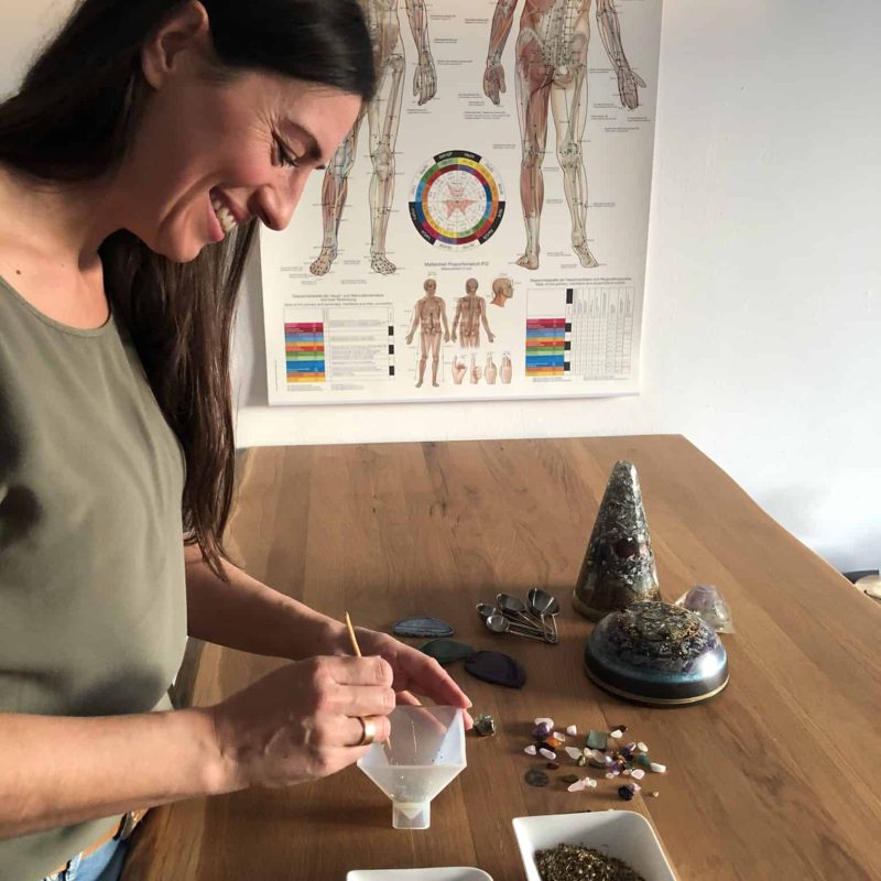 Mithilfe vielfältiger Unterstützungsobjekte wie Edelsteinen und Orgoniten arbeite ich exakt an der Lösung geobiologischer Blockaden. Dafür stehe ich mit Geobiologie | Geomantie