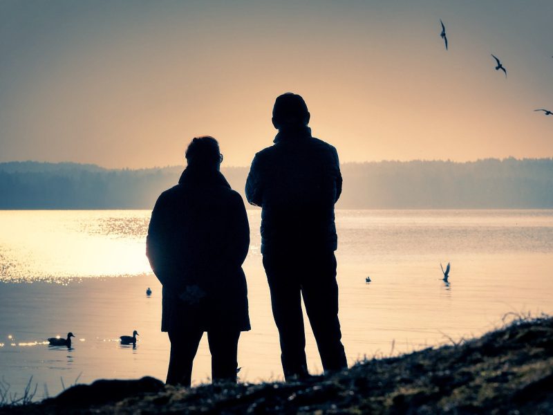 Ein Paar am Meer vor dem Sonnenuntergang Sind unsere Beziehungen gestört, geben wir unklare Impulse nach außen. Das kann zu Konflikten führen. Wir fühlen uns gehemmt und unfrei. Mit meiner Unterstützung kannst du wieder frei und selbst leben und wirken - auch und vorallem mit deinen Beziehungs(-partnern)