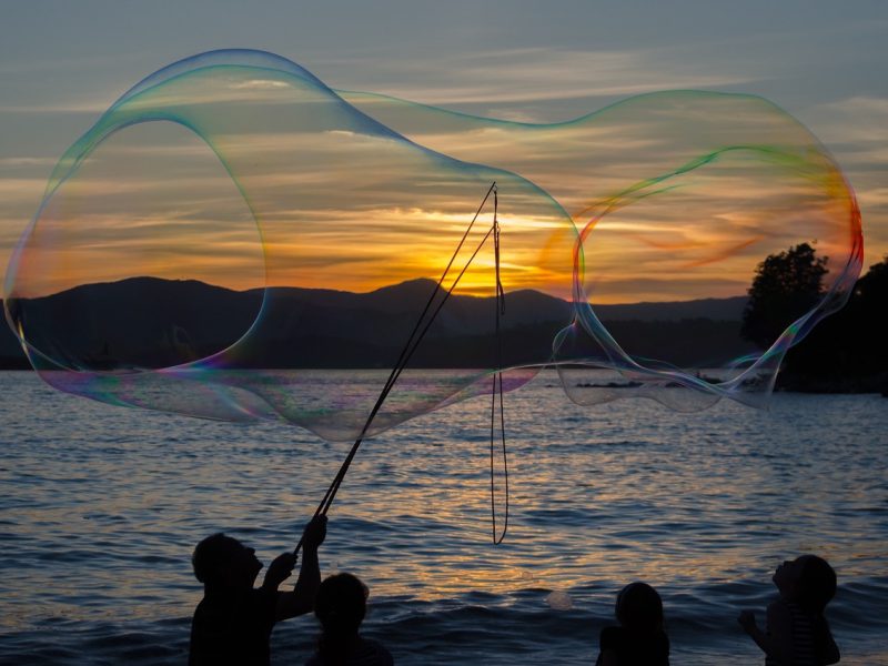 Seifenblasen im Wind Die Aura ist teil der Seele des Menschen. Sie umgibt uns als Energiefeld und speichert all unsere Erfahrungen - darunter auch Traumata und belastende Erlebnisse. Lass uns gemeinsam diese Herausforderungen lösen und loslassen - wie Seifenblasen